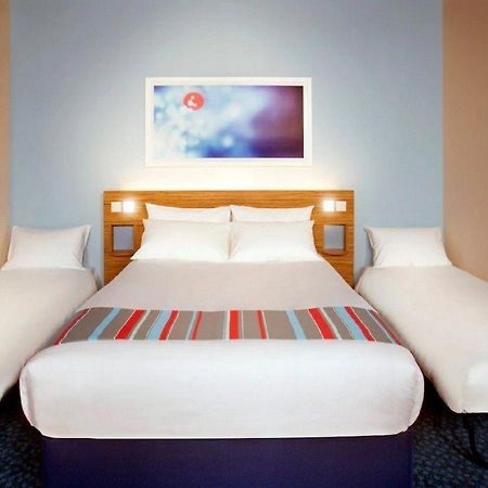 Travelodge Swindon Central מראה חיצוני תמונה